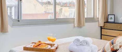 2 slaapkamers, een bureau, een strijkplank/strijkijzer, reisbedje