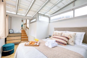 2 habitaciones, escritorio y tabla de planchar con plancha 
