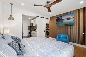 Deluxe Studio Suite | Iron/ironing board, free WiFi