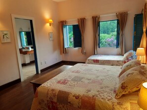 6 bedrooms, WiFi, bed sheets