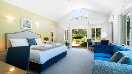 4 bedrooms, iron/ironing board, travel crib, WiFi. Balmaghie - charming, secluded 7 acre rural retreat in the Southern Highlands