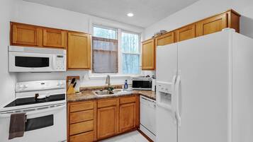 House, 2 Bedrooms | Private kitchen | Fridge, oven, toaster