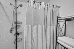 House, 2 Bedrooms | Bathroom | Towels, shampoo