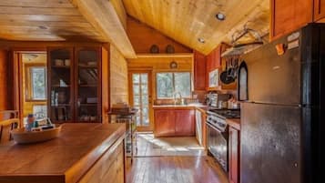 Cabin, 2 Bedrooms | Private kitchen | Oven, coffee/tea maker