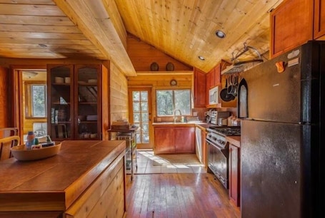 Cabin, 2 Bedrooms | Private kitchen | Oven, coffee/tea maker