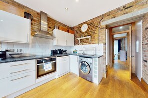 Fridge, microwave, oven, toaster - 1Bed Industrial Loft - 7 Min Walk to Tower Bridge (Greater London)