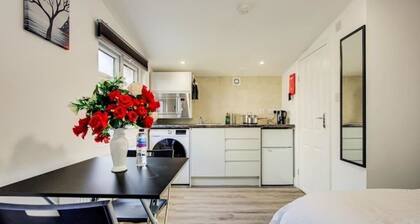 Luxury Studio Cabin - Central Location - Parking