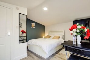 1 habitación, tabla de planchar con plancha, wifi y ropa de cama 