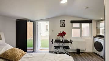 1 bedroom, desk, iron/ironing board, WiFi