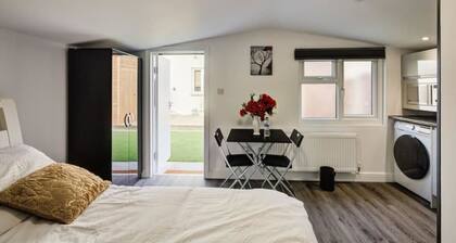 Luxury Studio Cabin - Central Location - Parking