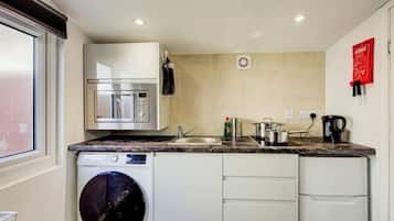 Fridge, oven, stovetop