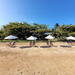 Plage, chaises longues, parasols, serviettes de plage