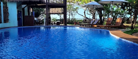 屋外プール、プール パラソル、サンラウンジャー