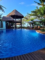 室外游泳池，提供泳池遮陽傘和日光浴躺椅