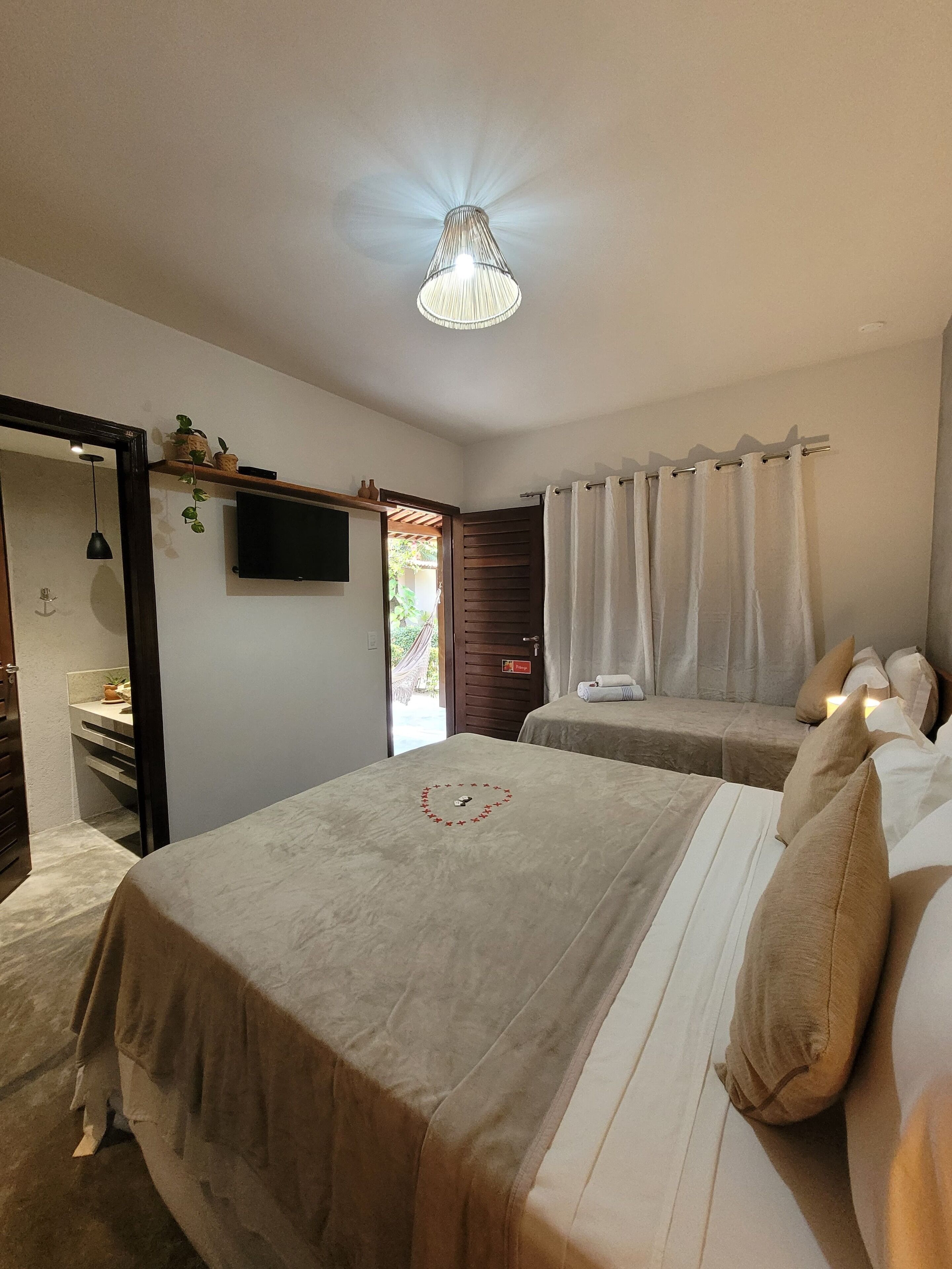Apartamento standard, várias camas, varanda coberta, vista para o jardim | 1 quarto, cofres nos quartos, cortinas blackout