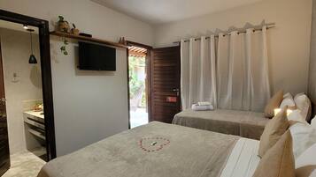 Apartamento standard, várias camas, varanda coberta, vista para o jardim | 1 quarto, cofres nos quartos, cortinas blackout