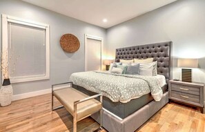 8 bedrooms, iron/ironing board, WiFi, bed sheets - Two Luxe Homes - Great for large groups! 26 beds! (Berry Hill)