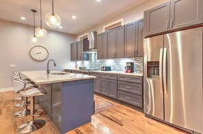 Kühlschrank, Mikrowelle, Ofen, Geschirrspüler