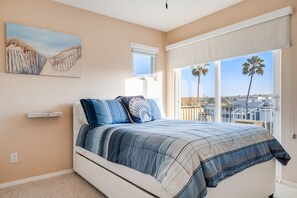3 bedrooms, WiFi, bed sheets - Navigate Stays Front Row to Paradise (San Diego)