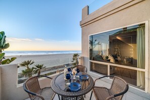 Outdoor dining - Navigate Stays Front Row to Paradise (San Diego)