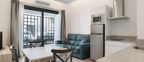 Kjøleskap, mikrobølgeovn, oppvaskmaskin og kaffetrakter/tekoker