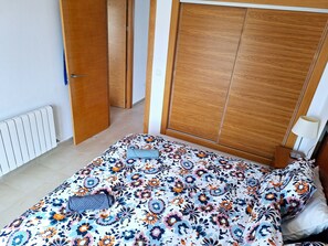 2 室のベッドルーム、アイロン / アイロン台、WiFi (無料)、ベッドシーツ