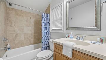 Secador de cabelo, bidê, toalhas de banho, sabonete