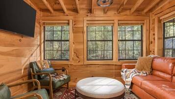 Televisie, een open haard, tafelvoetbal en een kantoor