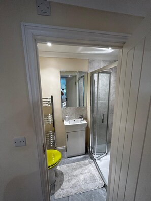 ChaumiÚre | Salle de bain | Douche, articles de toilette (gratuits), séchoir à cheveux