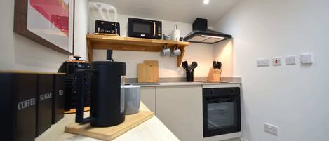 Réfrigérateur, micro-ondes, four, plaque de cuisson