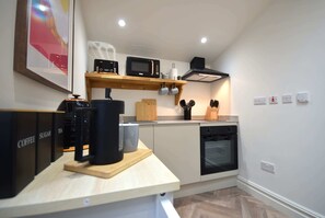 Kylskåp, mikrovågsugn, ugn och spishäll