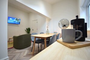 Dining - CITYeSCAPE - Spacious 1BR Duplex, Sofabed - NQ (Greater Manchester)