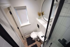 Shower, hair dryer - CITYeSCAPE - Spacious 1BR Duplex, Sofabed - NQ (Greater Manchester)