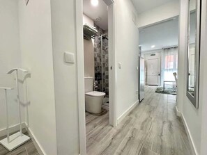 Shower, hair dryer, towels - Vivodomo | Free parking, modern, 5 min to subway (Madrid)