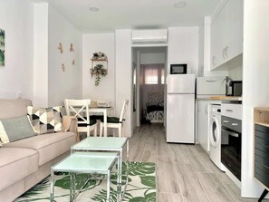 TV - Vivodomo | Free parking, modern, 5 min to subway (Madrid)