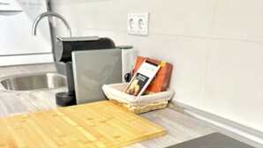 Kaffetrakter/tekoker, kjøleskap, mikrobølgeovn og ovn