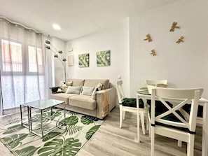 TV - Vivodomo | Free parking, modern, 5 min to subway (Madrid)