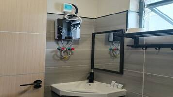 Ducha, toallas, jabón, papel higiénico