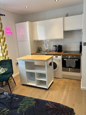 Iron/ironing board, free WiFi - Harbourside 1 (Bristol)