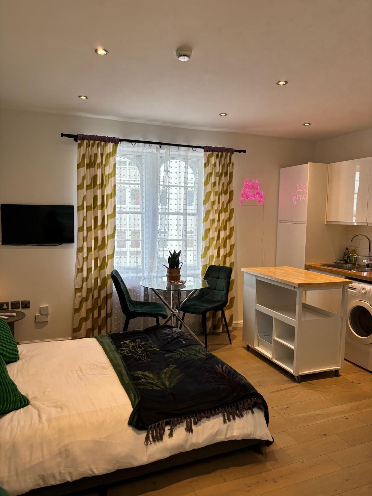 Classic Studio, Harbor View | Iron/ironing board, free WiFi