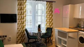 Classic Studio, Harbour View | Iron/ironing board, free WiFi