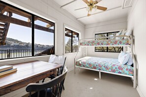 6 habitaciones, escritorio y tabla de planchar con plancha