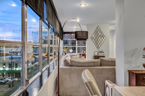 Modern Loft w/ Soaring Views of City + Reserved Parking by Lucky Savannah