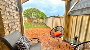 Terrace/patio - Retro pet-friendly cottage near beach, river & RSL with air-con, comfortable interiors (Evans Head)
