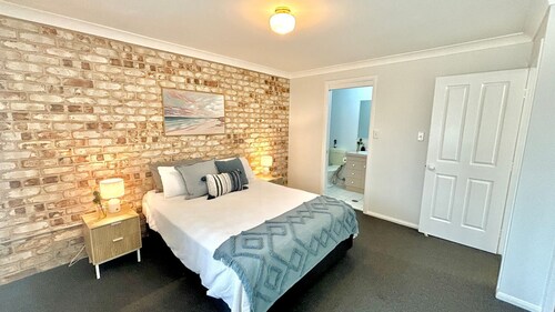 Retro pet-friendly cottage near beach, river & RSL with air-con, comfortable interiors