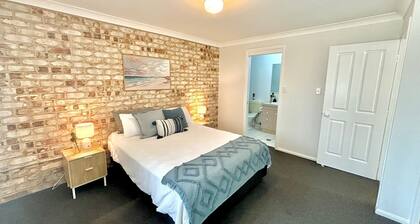 Retro pet-friendly cottage near beach, river & RSL with air-con, comfortable interiors