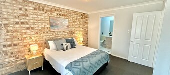 Retro pet-friendly cottage near beach, river & RSL with air-con, comfortable interiors