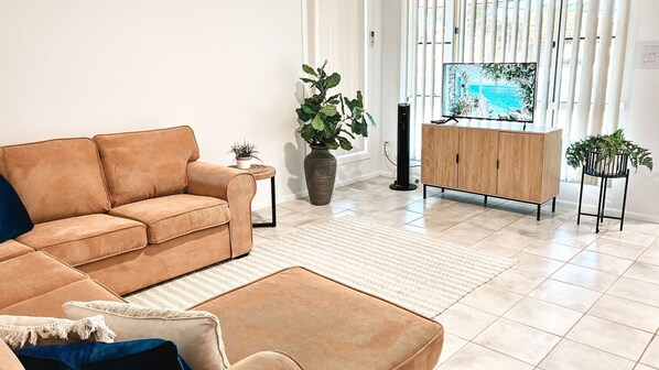 TV - Retro pet-friendly cottage near beach, river & RSL with air-con, comfortable interiors (Evans Head)