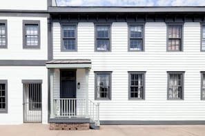 Exterior - Renovated Townhome Near Forsyth Park | Parking (Savannah)