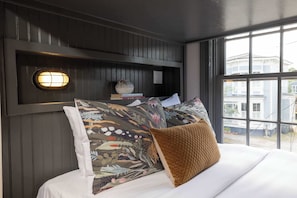 4 bedrooms, desk, iron/ironing board, WiFi - Renovated Townhome Near Forsyth Park | Parking (Savannah)